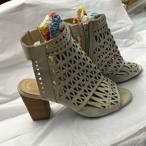 COMFORT cream colored fabric ankle boot, peep toe, cutwork heels 9W